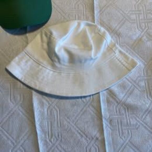 bundle lot of 2 trendy women's hats new - Picture 3 of 3